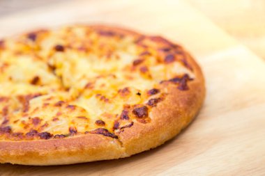 Tahta arka planda pizza.