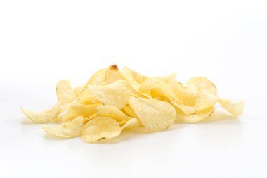 Beyaz arkaplanda patates cipsi