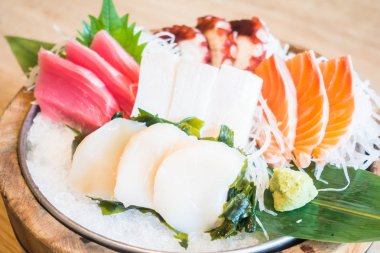 Seçici odak noktası üzerinde ham taze sashimi - Japon gıda tarzı