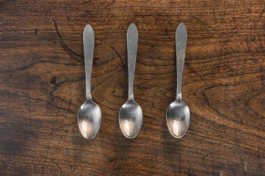 Kaşık üstten görünüm üzerinde arka izole. Tablo ayarı