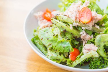 Ton balığı salatası sağlıklı yemek - yumuşak odak noktası