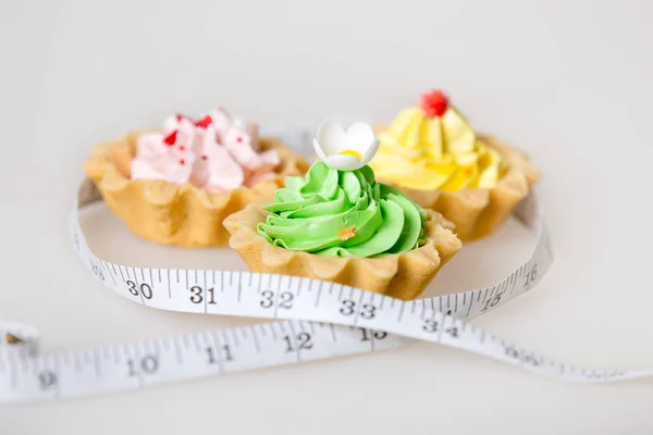 Três Bolos Coloridos Torta Verde Rosa Amarela Envoltos Fita Métrica — Fotografia de Stock