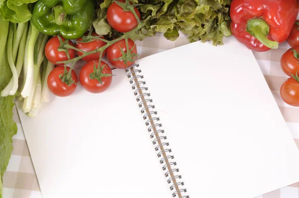 Zeleninovým Salátem Prázdnou Kuchařku Nebo Nákupní Seznam Kostkovaný Ubrus — Stock fotografie