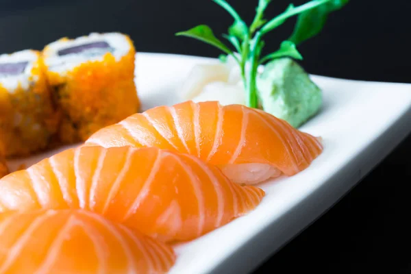 Somon suşi Japon yemekleri