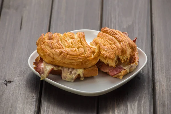 sandviçle tanışın, sebze ve taze dilimlenmiş çavdar ekmek üzerine hardal.