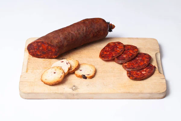 İspanyol chorizo ahşap tahta üzerinde dilimlenmiş.