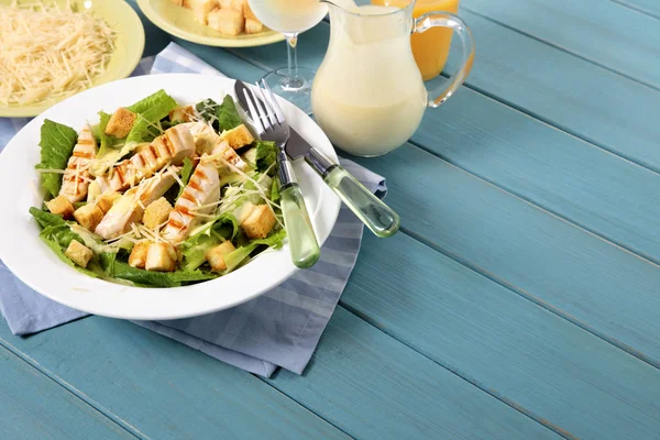 Sommer Chicken Caesar Salat Picknicktisch — Stockfoto