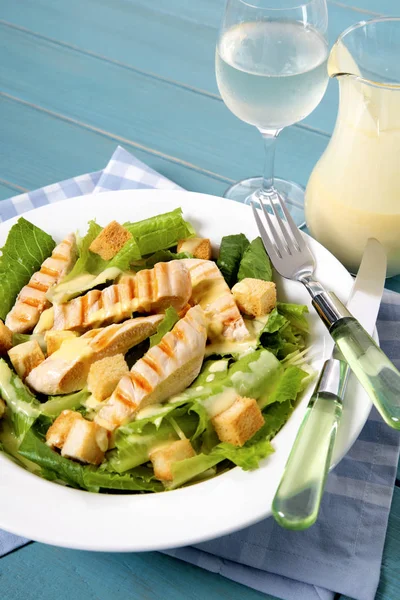 Sommer Chicken Caesar Salat Picknicktisch — Stockfoto