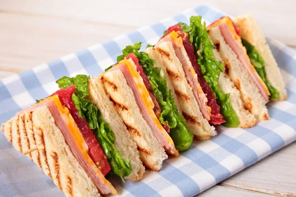 Sommerpicknick Club Sandwich Schinken Und Käse Einer Reihe — Stockfoto