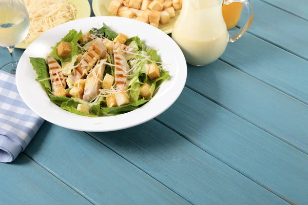 Sommer Chicken Caesar Salat Picknicktisch — Stockfoto