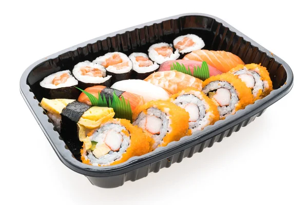 Siyah beyaz arka plan üzerinde izole kutusunda deniz ürünleri suşi Japon yemekleri stiliyle California roll maki, somon suşi, ton balıklı Sushi, karides suşi, kalamar suşi, tatlı yumurta suşi ve vb
