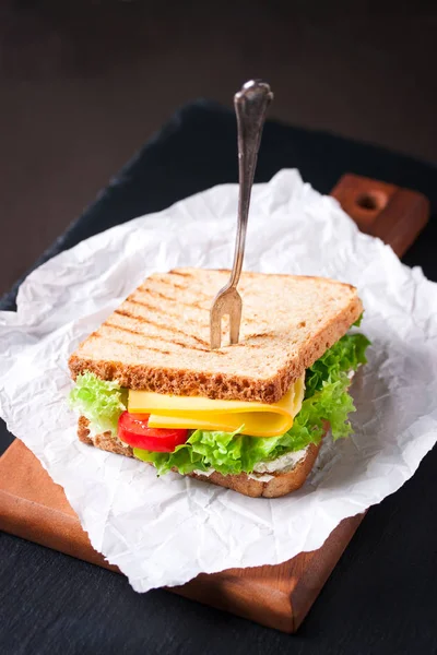 Toastbrot Mit Salatblättern Tomaten Und Käse Mit Gabel Auf Einem — Stockfoto