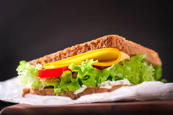 Підсмажений Бутерброд Листям Салату Помідорами Сиром Виделкою Обробній Дошці Зеленому — стокове фото