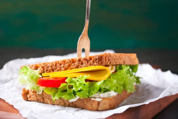 Panino Tostato Con Foglie Insalata Pomodori Formaggio Con Forchetta Tagliere — Foto Stock