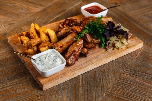 Beer Snacks Lie Wooden Tray — Stock Photo, Image