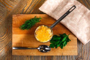 Julien'in masanın üzerinde. Fransız mutfağı. Enfes.