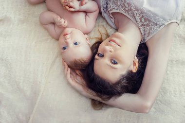 Anne ve çocuğu yatakta yatan.