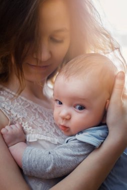 Onun silah, güneş ışığı, günbatımı yeni doğmuş bir bebek tutan güzel kadın