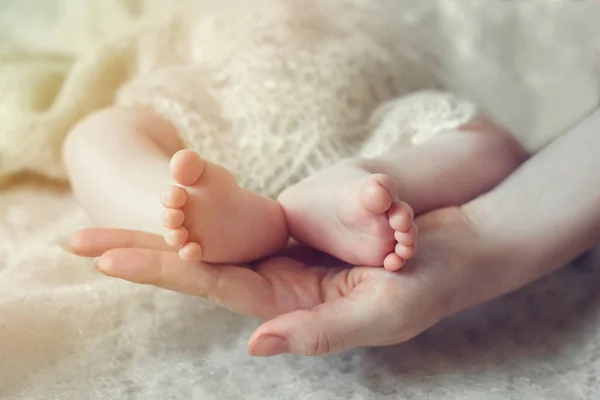 Pés Bebé Nas Mãos Mãe Mãe Filho Feliz Conceito Família — Fotografia de Stock