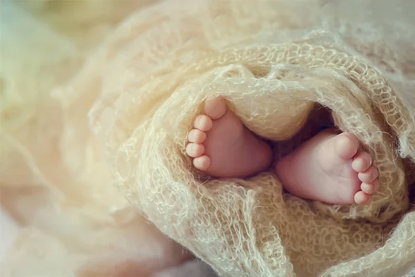 かわいい新生児赤ちゃんの足が快適な生地をラップ — ストック写真