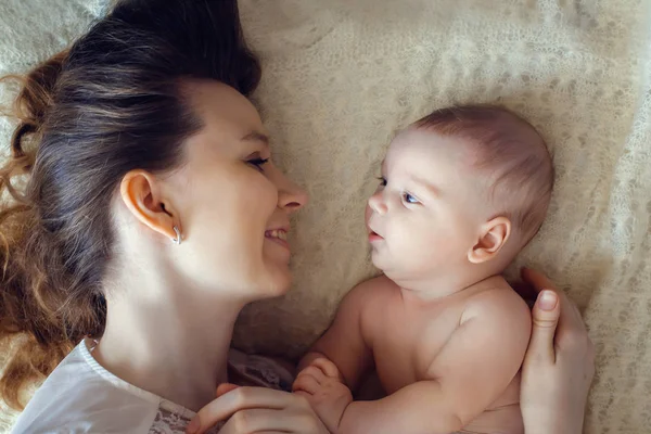 Mother Her Child Lying Bed — Stock Photo, Image