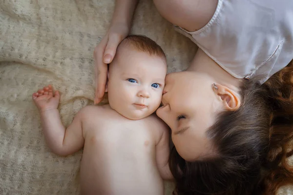 Mother Her Child Lying Bed — Stock Photo, Image