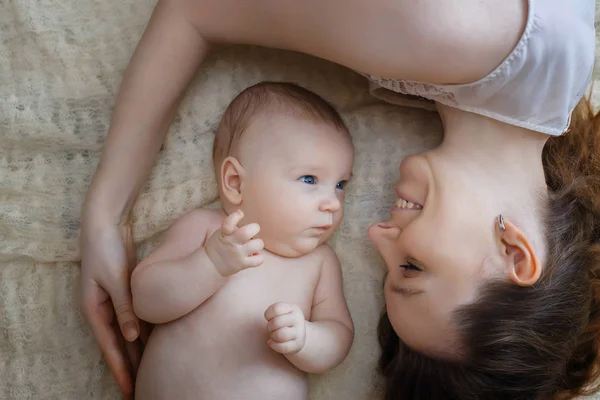 母と子がベッドで横になっています — ストック写真