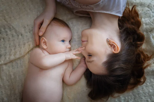 母と子がベッドで横になっています — ストック写真