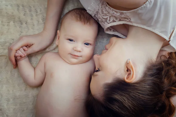 Madre Hijo Tumbados Cama — Foto de Stock