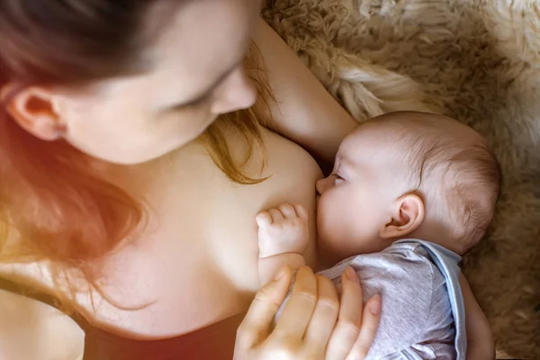 Eine Junge Mutter Füttert Das Baby Stillen Gesundheit Essen Immunität — Stockfoto