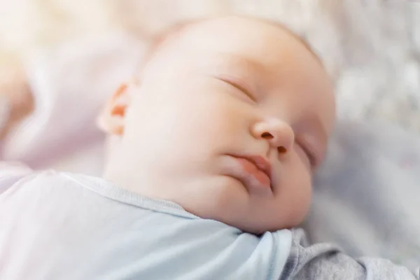 Vreedzame Baby Liggend Een Bed Tijdens Het Slapen Een Lichte — Stockfoto