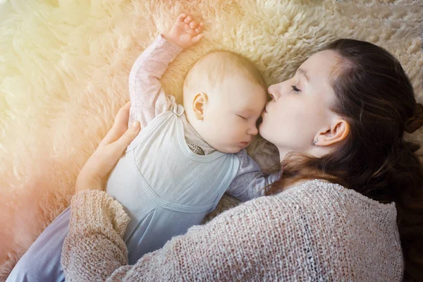 Mãe Beijando Bebê Dormindo — Fotografia de Stock