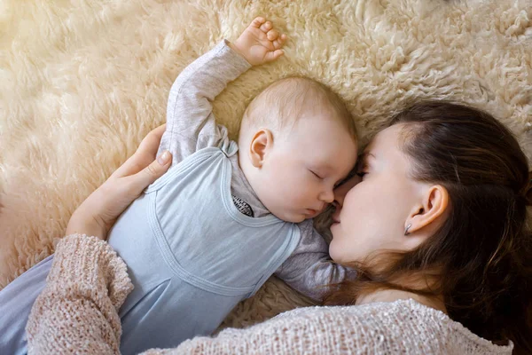 母の横に寝ている生まれたばかりの赤ちゃん — ストック写真