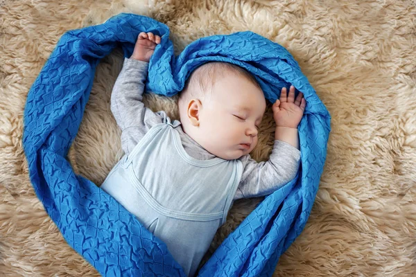 Neugeborener Schlafend Eine Blaue Decke Gehüllt Das Konzept Der Liebe — Stockfoto