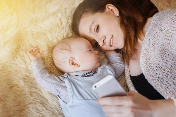 Młoda Piękna Matka Biorąc Selfie Siebie Dziecka Smartfonie Światło Słoneczne — Zdjęcie stockowe