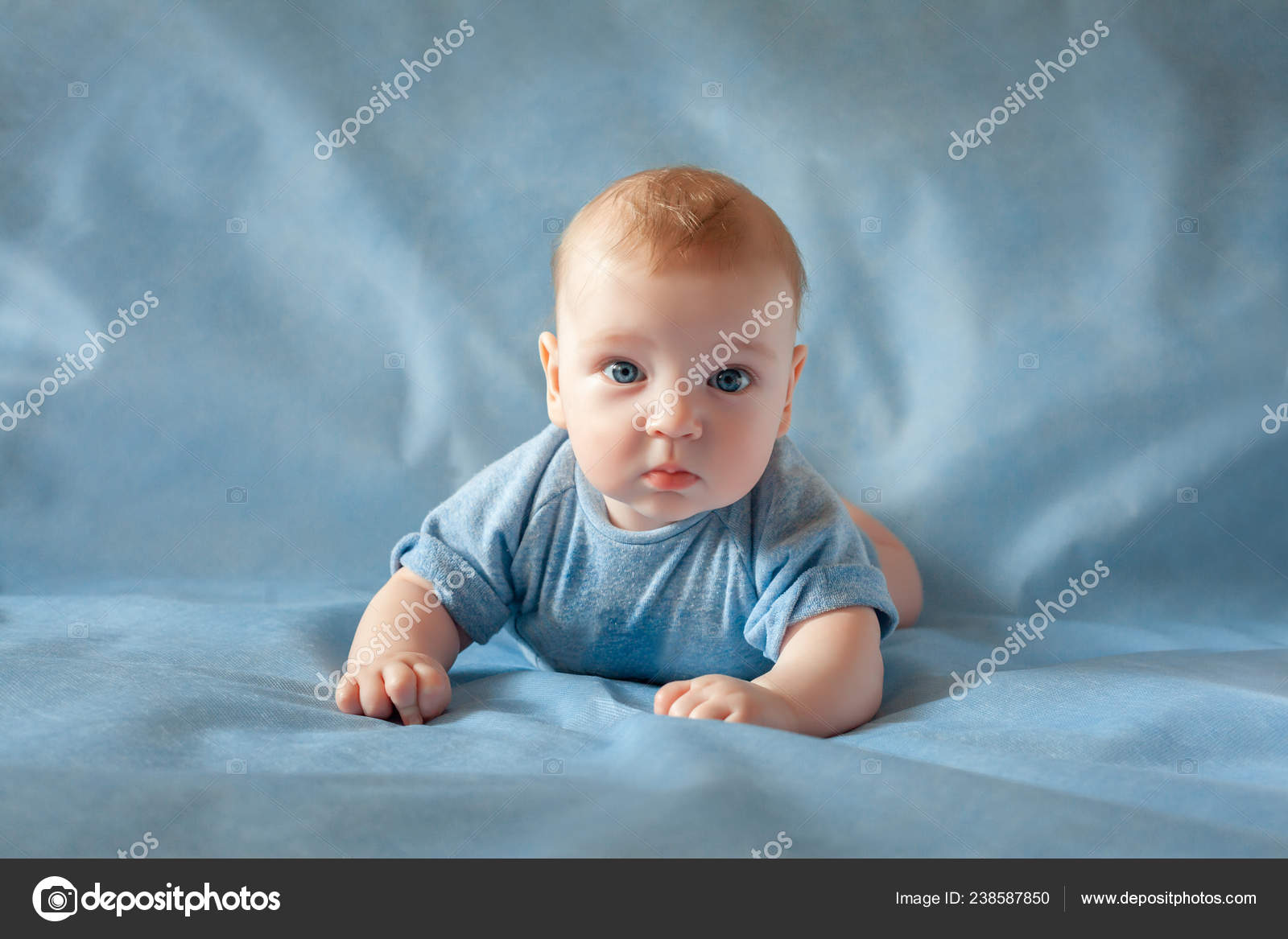 Beau Bebe Couche Sur Fond Bleu Souriant Image Libre De Droit Par Untone1315 Gmail Com C Beau Bebe Couche Sur Fond Bleu Souriant Image Libre De Droit Par Untone1315 Gmail Com C