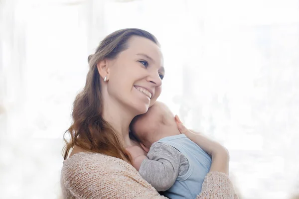 Mãe Feliz Abraça Seu Filho Com Ternura — Fotografia de Stock