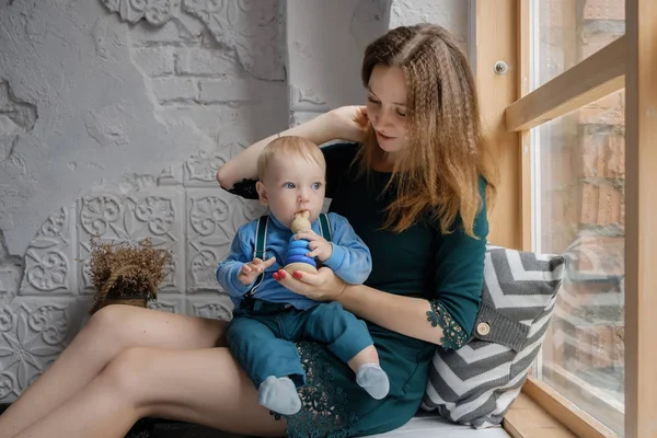 Ung Mamma Och Vacker Baby Sitter Fönsterbrädan Och Spela — Stockfoto