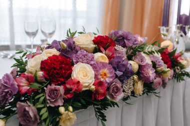 Düğün masa yeni evliler parlak çiçek düzenleme.