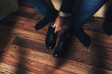 Zarif bir adam siyah, deri, resmi Ayakkabı koyar. Ayakkabı bağlama.