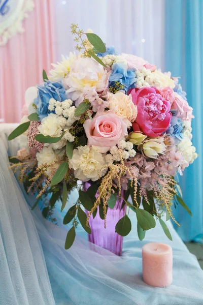 Buquê Casamento Delicado Com Rosas Está Vaso Mesa — Fotografia de Stock