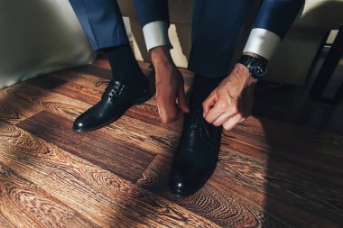 Zarif bir adam siyah, deri, resmi Ayakkabı koyar. Ayakkabı bağlama.