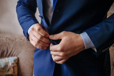 Eller yakın çekim bir ceket kadar düğmelerini. Takım elbiseli şık adam düğmeleri takılır ve dışarı çıkmak hazırlanıyor ceketini düzeltiyor. Bir düğün için hazırlanıyor