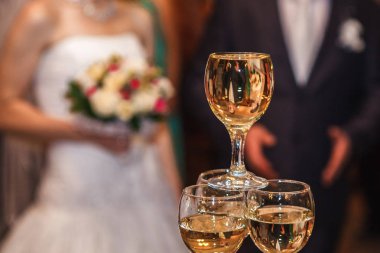 Gelin ve damat bir düğünde ziyafet şampanya bir buket ile yansıması.