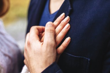 Sonbahar ormanda bir yürüyüşe aşık genç bir çift. Aşıkların eller Close-up.