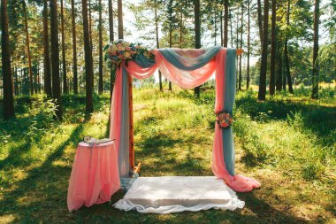 Çok güzel düğün kemer ormanın içinde. Dekor düğün.