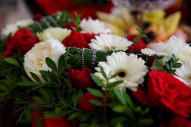 Alyans yakın çekim yalan düğün buket çiçek.