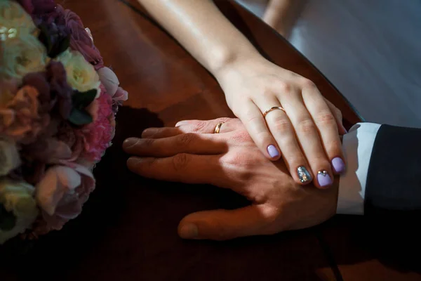 Mãos Noiva Noivo Com Anéis Lado Buquê Flores Tiro Close — Fotografia de Stock