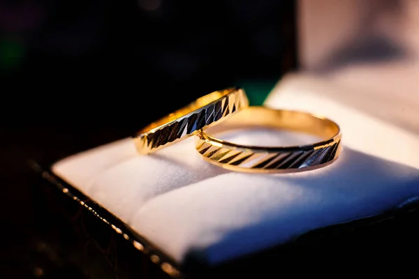Два Золотых Обручальных Кольца — стоковое фото