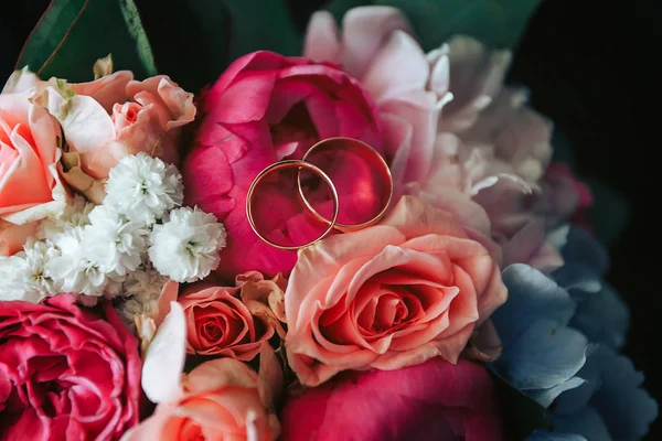Anéis Casamento Close Mentira Sobre Buquê Casamento Flores — Fotografia de Stock